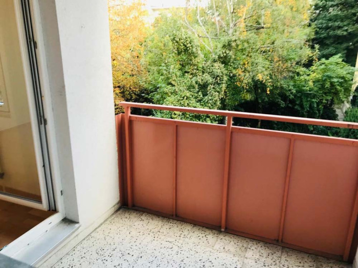 Blick in den Garten von der Loggia einer 3 Zimmer Wohnung nahe der Donauinsel