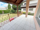 &Uuml;berdachte Terrasse vor dem Eingang eines Bungalows in Gerasdorf Oberlisse nahe Wien