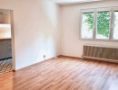 Wohnzimmer mit T&uuml;r zur K&uuml;che in einer Wohnung im 5.Bezirk in Wien