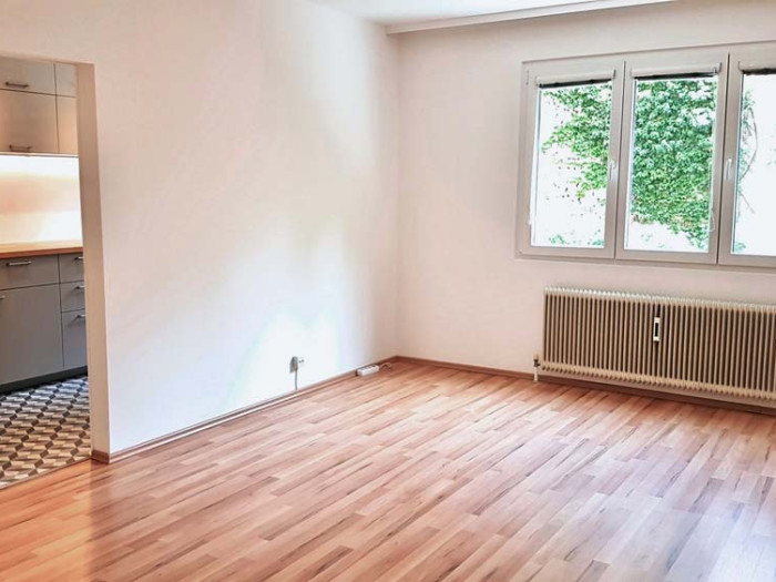 Wohnzimmer mit Tür zur Küche in einer Wohnung im 5.Bezirk in Wien