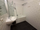 Badezimmer mit Wanne und Spritzschutz in einer verkehrsg&uuml;nstig gelegenen Wohnung im 5.Bezirk in Wien