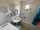 Badezimmer mit Badewanne und Waschmaschine in einer Wohnung in Weidling bei Klosterneuburg
