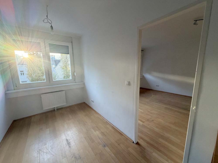 Wohnkueche Blick ins Wohnzimmer in einer Wohnung in U Bahn Nähe in 1150 Wien