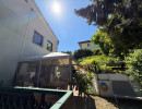 Gartenterrasse vom Hauseingang aus gesehen