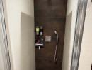 Dusche im Badezimmer der Wohnung in Kritzendorf
