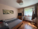 Schlafzimmer mit Blick zum Fenster der Wohnung in Kritzendorf