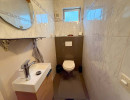 separates WC mit Handwaschbecken in einem Einfamilienhaus in Marchegg