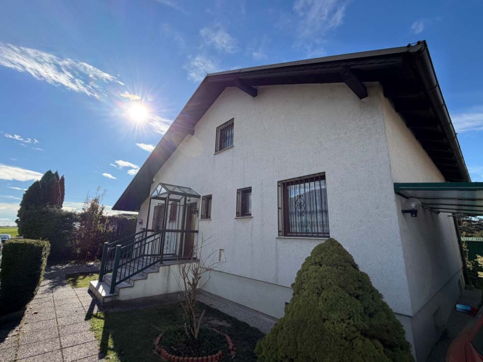 Eingangsbereich eines Hauses mit Garage und Carport in guter Lage Nähe Flughafen Schwechat