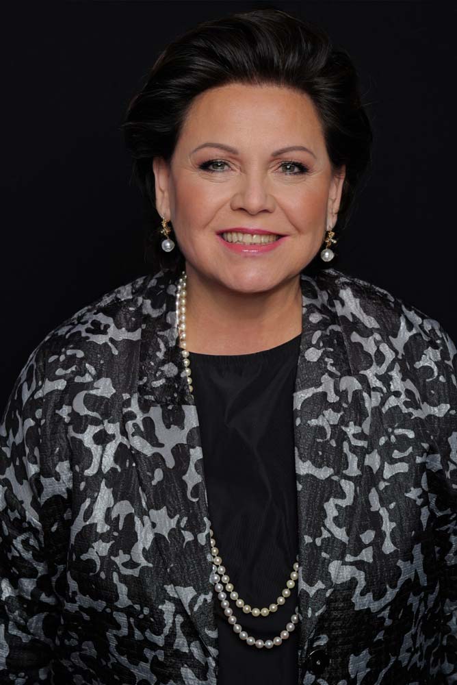 Portraitfoto von Vera Heigl, sie blickt freundlich in der Kamera