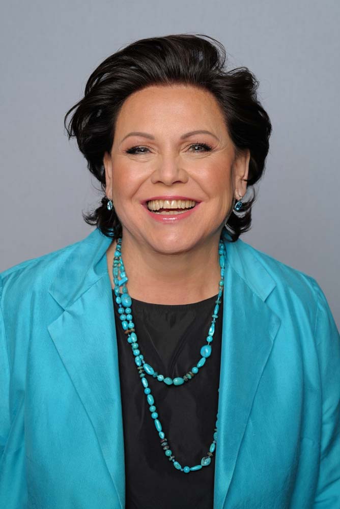 Portraitfoto von Vera Heigl, sie blickt freundlich in der Kamera