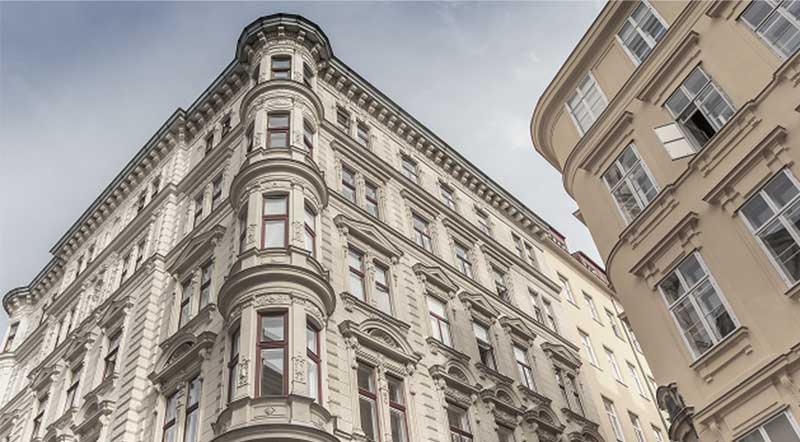 Mehrfamilienhaus mit aufwendiger Fassade